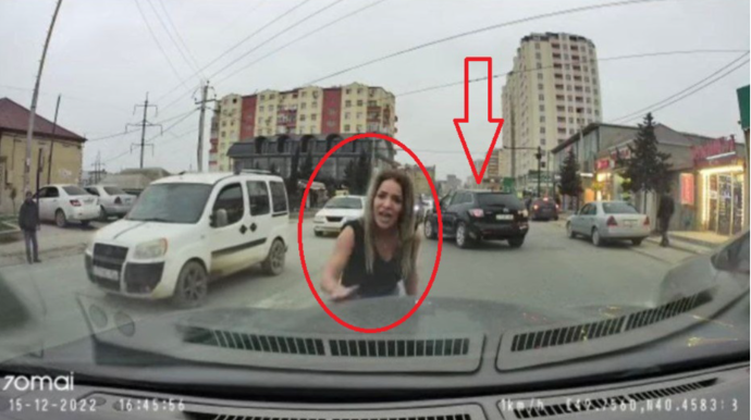 В Баку женщина-водитель устроила разборку на дороге  - ВИДЕО