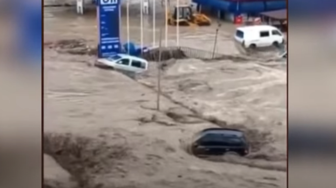 Türkiyədə dəhşətli sel görüntüləri; maşınlar belə üzür - FOTO-VİDEO 