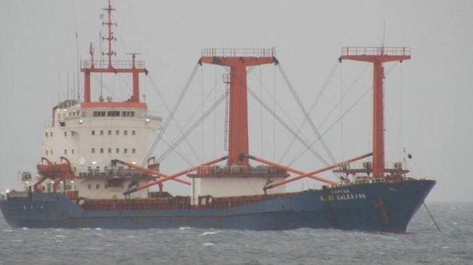 Türkiyə sahillərində yük gəmisi saya oturub