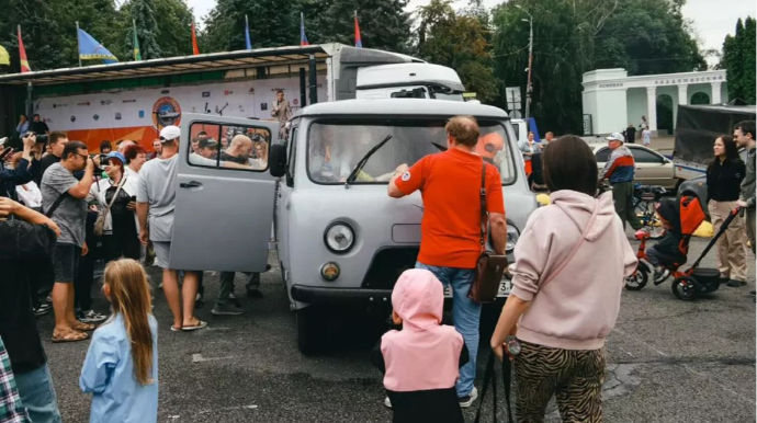 UAZ-a 48 nəfər mindi - DÜNYA REKORDU - FOTO