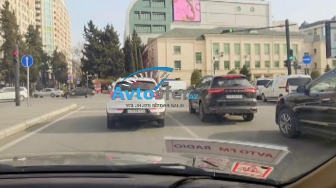 Belə yollarda sürücülər yalnız sağ işıqfora baxmalıdır – Sürücülərə TÖVSİYƏ 