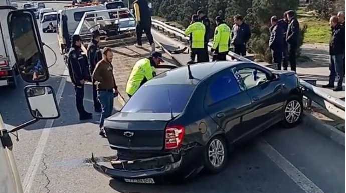 Ramanada qəzaya düşən qazi “Chevrolet”i dəmir maneəyə çırpdı - VİDEO