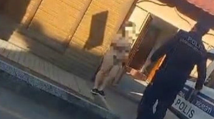 Göyçayda qadın küçədə çılpaq gəzdi - VİDEO 