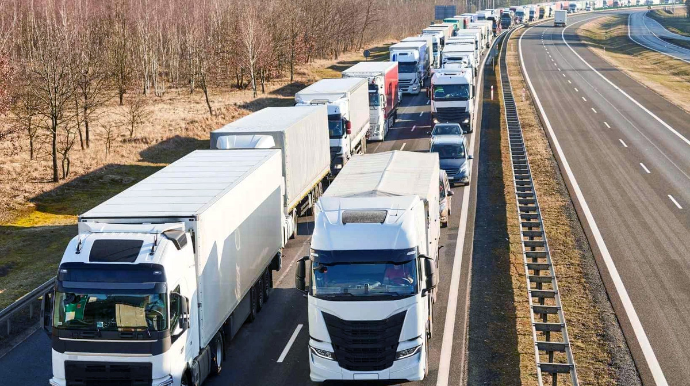 Çaxır dolu yük maşınları Rusiyaya buraxılmır 