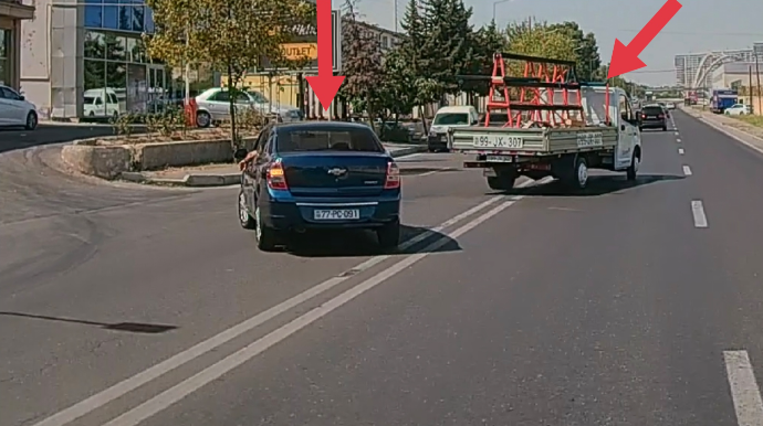 Qoşa xətti hörmətsiz edən sürücülər: Biri sağdan keçdi, o biri soldan - VİDEO