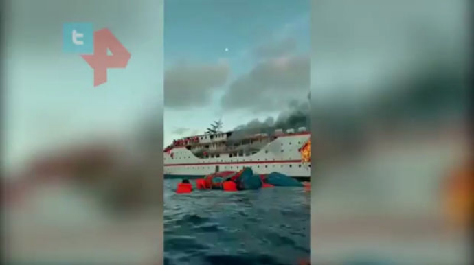  Gəmi alışıb yandı:  Sərnişinlər təlaş içində dənizə tullanmaq məcbiriyyətində qaldı - VİDEO