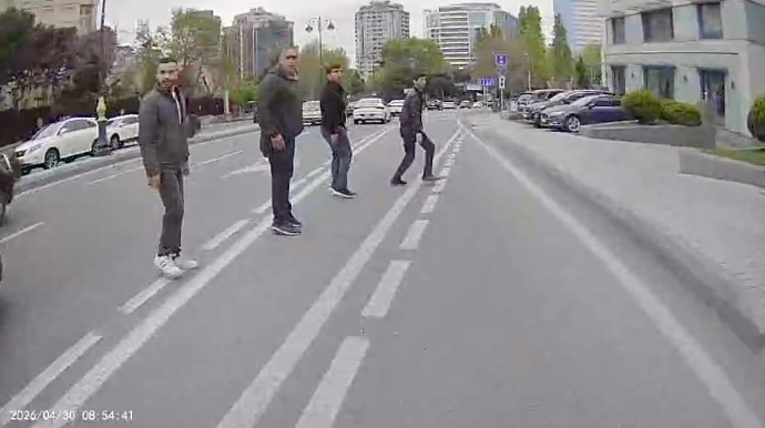 Prospektdə təhlükəli anlar: Piyadalar yolu “öz bildikləri kimi” keçdi   - VİDEO