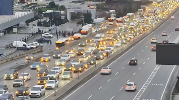 Bakının bir sıra yollarında tıxac yarandı 