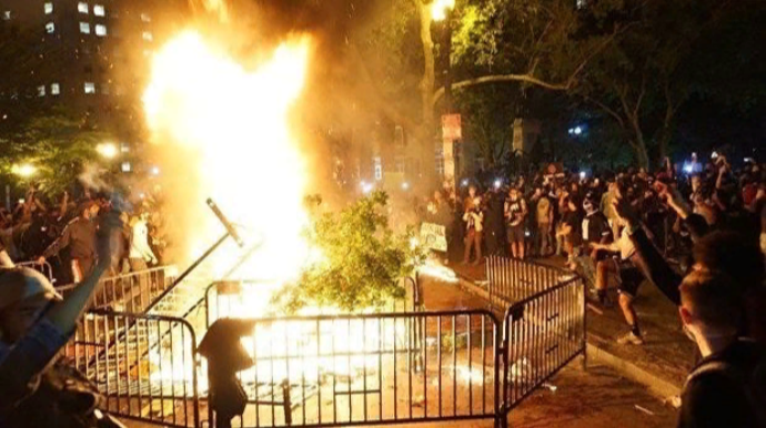 ABŞ-da etirazçılar məhkəmə binasına od vurdu  - VİDEO