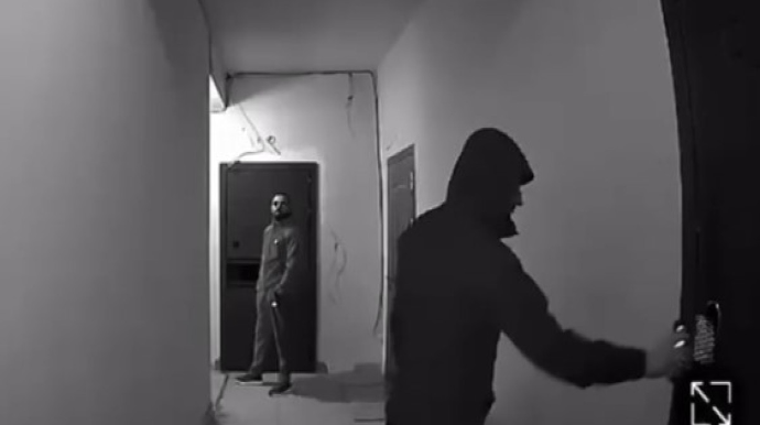 Bakıda qapıları yoxlayıb, evlərə girən oğru tutuldu - VİDEO 