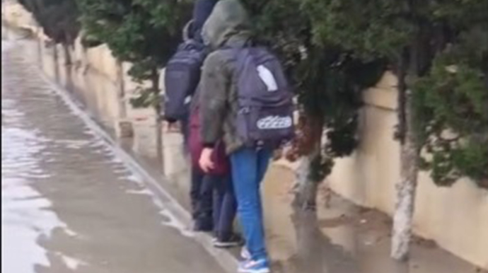 Qəsəbələri su basdı, azyaşlı yaralandı - Bakıda leysan - VİDEO