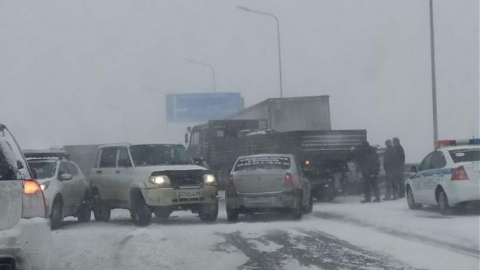 Qeyri-sabit hava şəraiti 18 avtomobilin toqquşmasına səbəb oldu – VİDEO