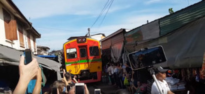 Relslər üzərində dünyanın ən təhlükəli bazarı - VİDEO