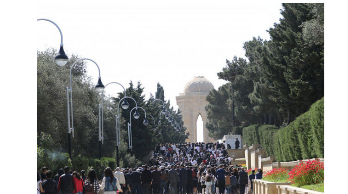 Bakı sakinlərinin Şəhidlər Xiyabanında Şuşa sevinci    - VİDEO