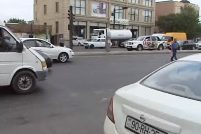 İşıqfor var, amma keçid yoxdur - piyadaların həyatı təhlükədə - VİDEO