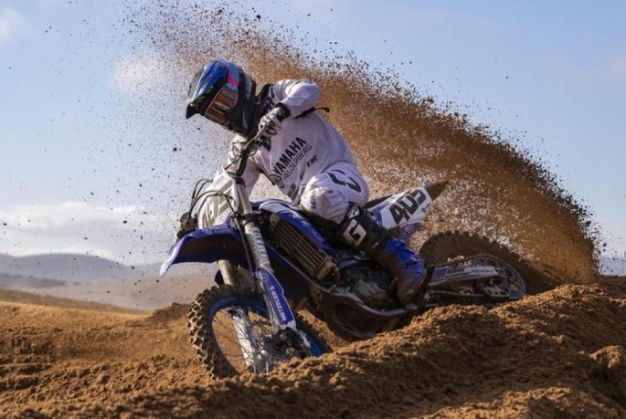 Qəbiristanlıqda motokros yarışları üçün salınan yol narazılıq yaradıb