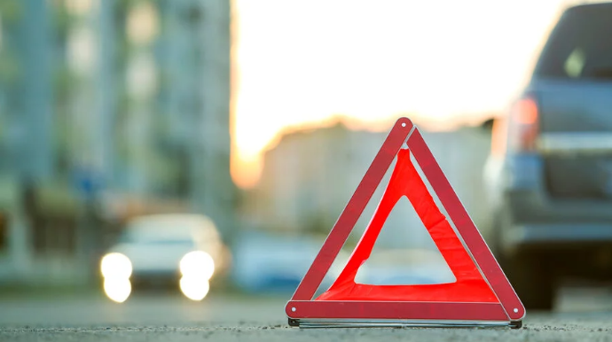 Avtomobil qəzası nəqliyyatın hərəkətini iflic etdi 