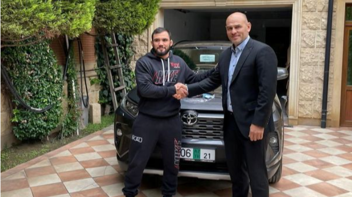 Azərbaycanlı idmançıya avtomobil hədiyyə olundu - FOTO 