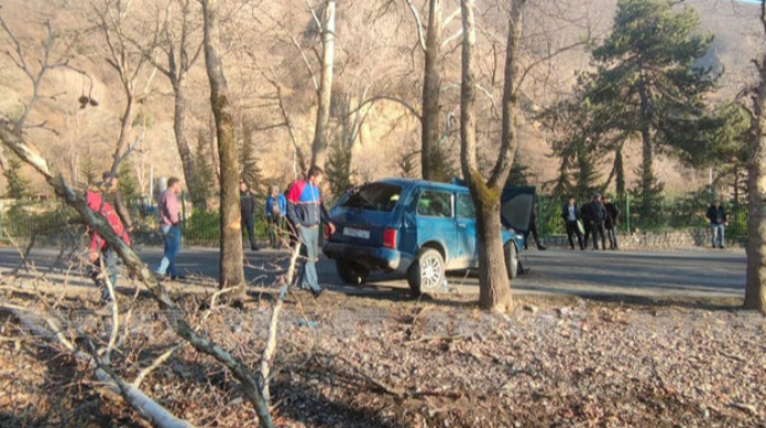 Şəkidə ağaca çırpılan “Niva” aşdı, dörd nəfər yaralandı - FOTO 