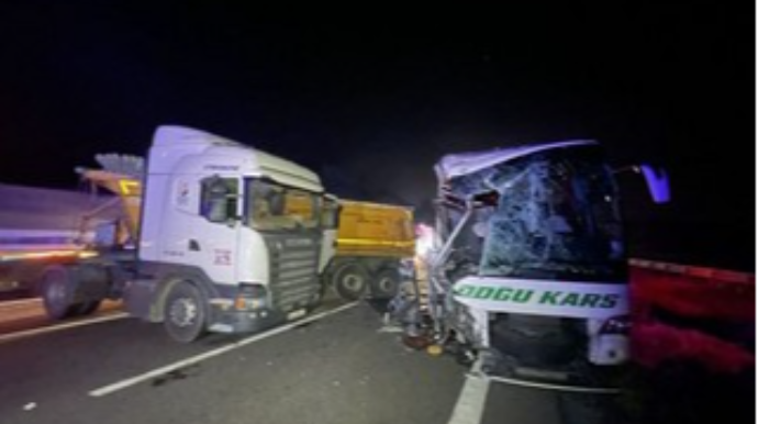 Türkiyədə avtobus yük maşını ilə toqquşdu - 18 yaralı 