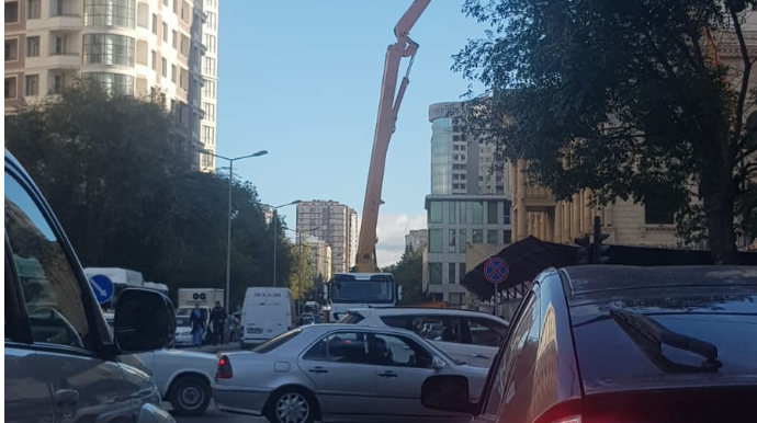 Bakının mərkəzində qaldırıcı kran yolu kəsdi: tıxac yaranıb... - FOTO 