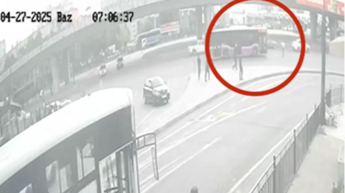 В Баку на транспортной развязке "20 Января"  молодой человек бросается под машины - ВИДЕО