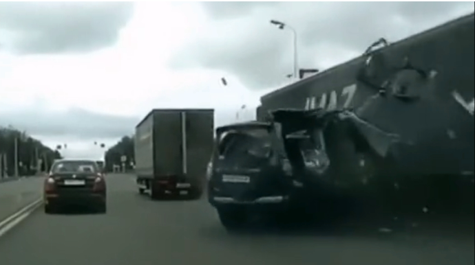 Sağdan ötmə edən sürücü yük maşınına çırpıldı - DƏHŞƏTLİ VİDEO