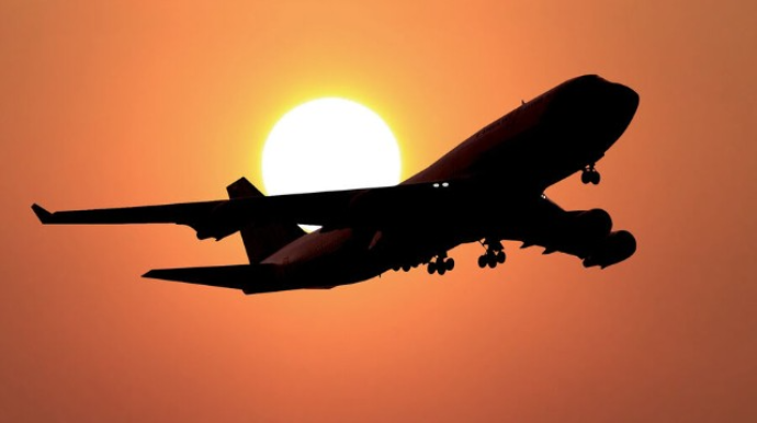 Təcili eniş edən təyyarənin pilotu öldü 