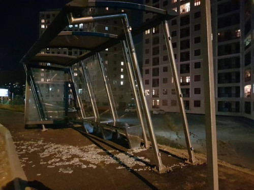 Bakıda güclü külək jurnalistlərin dayanacağını uçurdu - VİDEO - FOTO