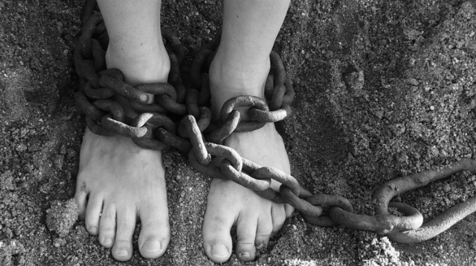 Azərbaycanda ər arvadını qısqandığı üçün zəncirləyib 