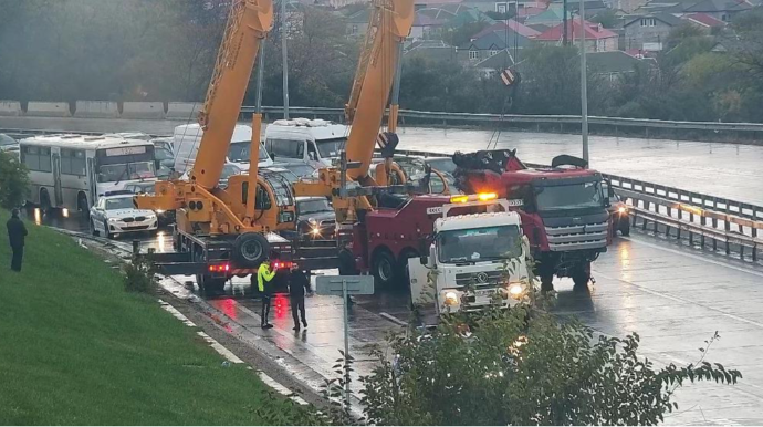 Zığ şosesində yük avtomobili aşdı, sıxlıq yarandı - FOTO