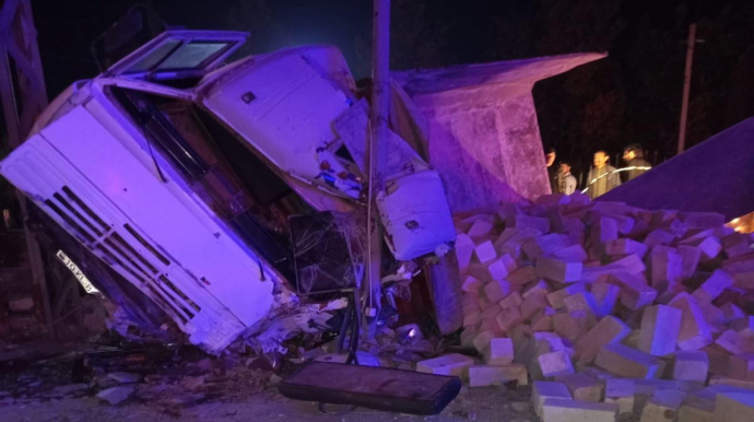 Ağdamda yük maşını qəza edərək restoranın içində aşıb 