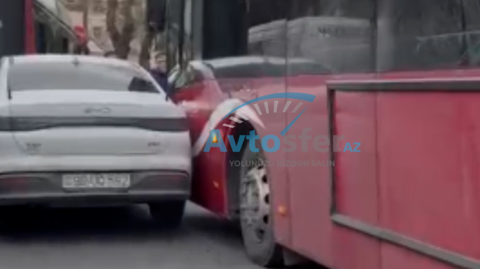 Nəsimidə qabağa düşməyə çalışan taksi sürücüsü maşını avtobusa çırpdı - VİDEO 