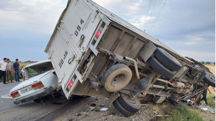 Tərtərdə dəhşətli qəza: "07" ilə yük avtomobili toqquşdu, ölən və yaralananlar var   - FOTO