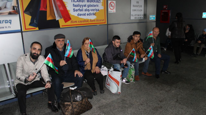 Avtovağzalda sərnişinlər arasında maraqlı bayraq AKSİYASI  - FOTO - VİDEO