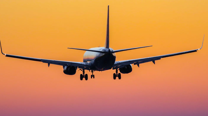 Mühərriki dayanan sərnişin təyyarəsi məcburi eniş etdi 