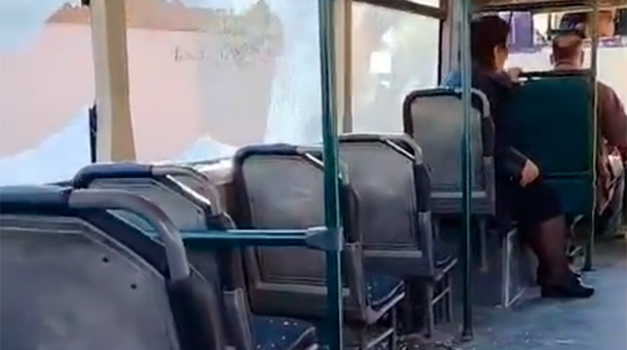 Bakıda sürücü avtobusu şüşələri qırıq vəziyyətdə idarə edib - AÇIQLAMA - VİDEO