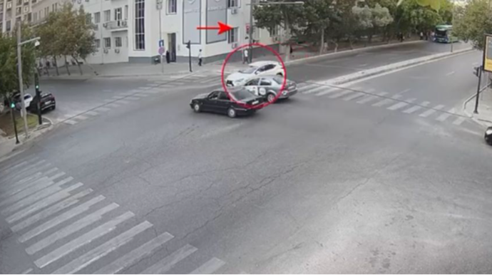 Автомобиль, проехавший на "красный" в Баку, стал причиной аварии - ВИДЕО