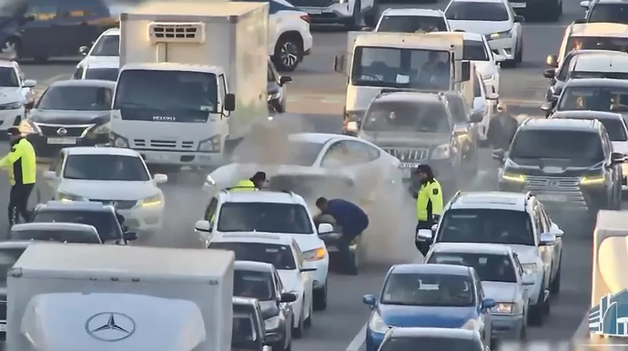 В Баку загоревшийся автомобиль остановил движение на одной из основных улиц - ВИДЕО 