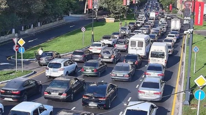 Bakının bir sıra yollarında nəqliyyatın sıxlığı müşahidə olunur 
