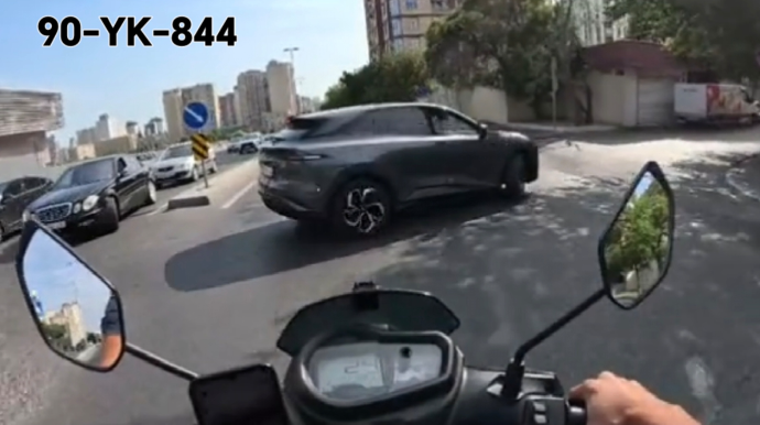 Öz kefi ilə geriyə dönən xanım sürücü motosikletin yoluna girdi - VİDEO