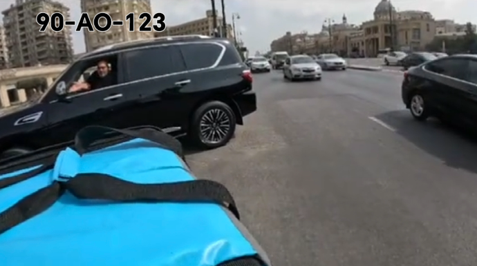 Düzgün dönə bilməyən sürücü özünə haqq qazandırdı: "Mən öz zolağımdayam" - VİDEO