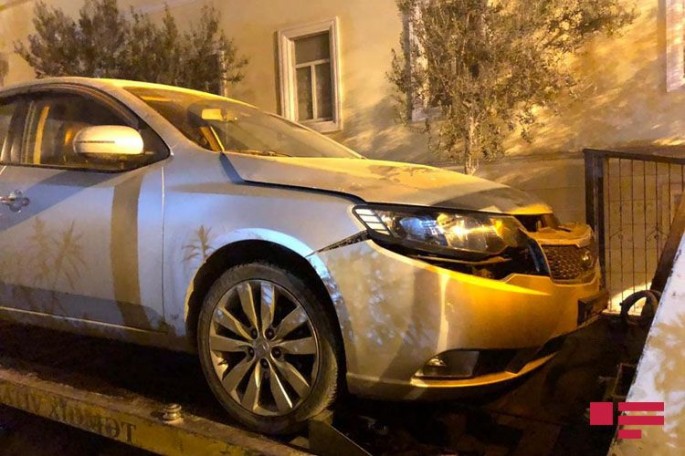 Bakıda avtomobil motosikletlə toqquşdu: xəsarət alan var - FOTO