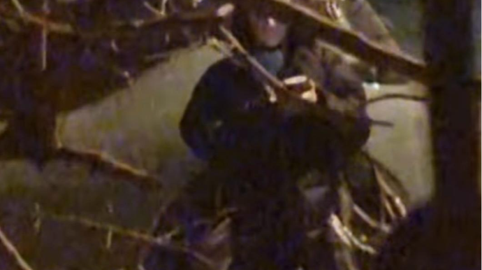 Bakıda naməlum qadın gecə evlərin arasında gəzir - "Narkotik axtarır" - VİDEO   