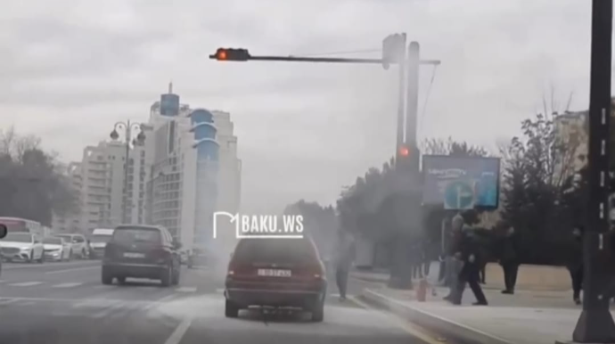 Bakıda hərəkətdə olan maşın qəfil yandı   - VİDEO