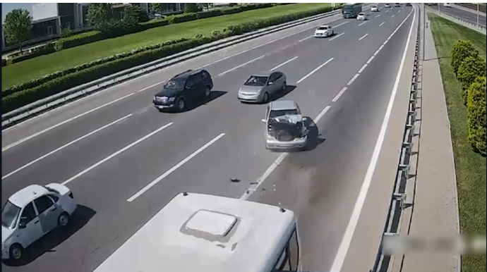 Bakıda ağır qəza: Fikri yoldan yayınan sürücü maşını avtobusa çırpdı  - VİDEO