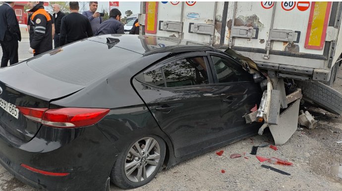 Bakı-Quba yolunda dəhşətli qəza: “Hyundai” yük maşının altında qaldı, sürücüsü öldü - VİDEO