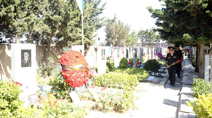 Müdafiə Nazirliyinin nümayəndələri Mübariz İbrahimovun məzarını ziyarət edib  - FOTO