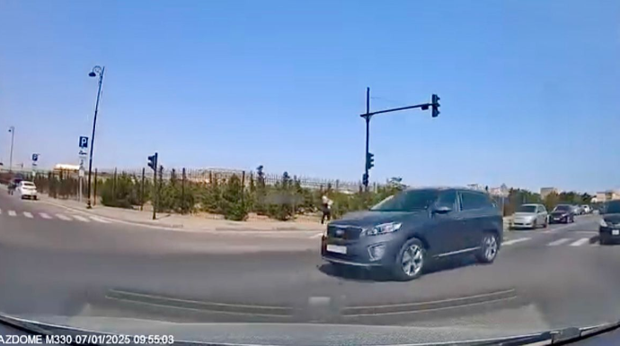 В Баку водитель проехал на красный свет и чудом избежал ДТП — ВИДЕО 