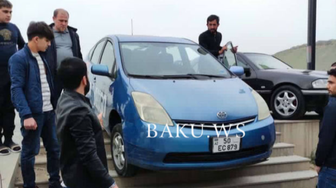 Bakıda “Toyota Prius” qəza törətdi, pilləkənlərə çıxdı   - VİDEO